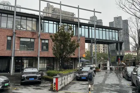 江南场创意园185带装修办公室出租