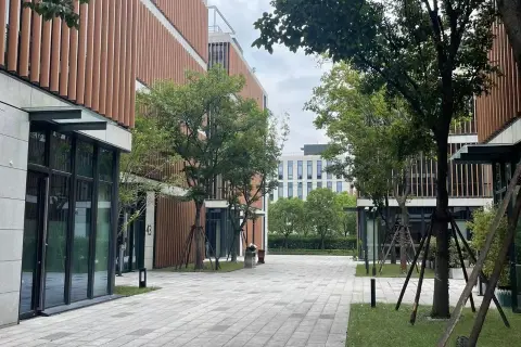 浦东北蔡 - 精装全配办公室 - 花园环境 - 地铁方便