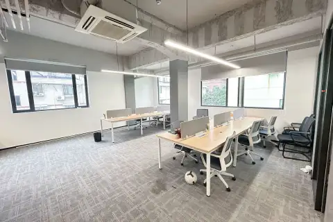 三轨交汇 - 环球港旁185精装修办公室带家具出租