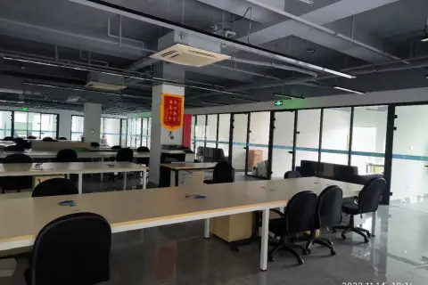金海路地铁站 - 整层1300平办公 - 带家具装修 - 四面采光
