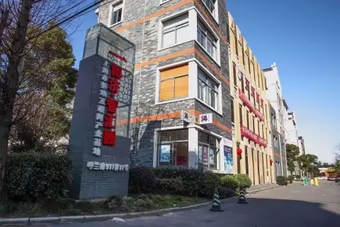 紧邻1号线呼兰路地铁口 - 博济智汇园180简装修办公室出租