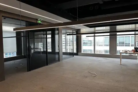 陆家嘴中心绿地 - 160平精装办公室 - 周边配套齐全 - 地铁方便。坐拥浦东最核心区域