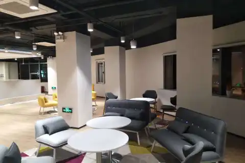 天山商务区 - 200平 - 租金低 - 配套全 - 性价比很高