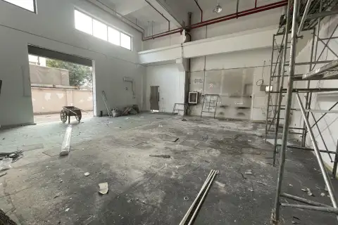 外高桥稀缺一楼写字楼 - 底楼7米层高 - 价格实惠 - 地铁近